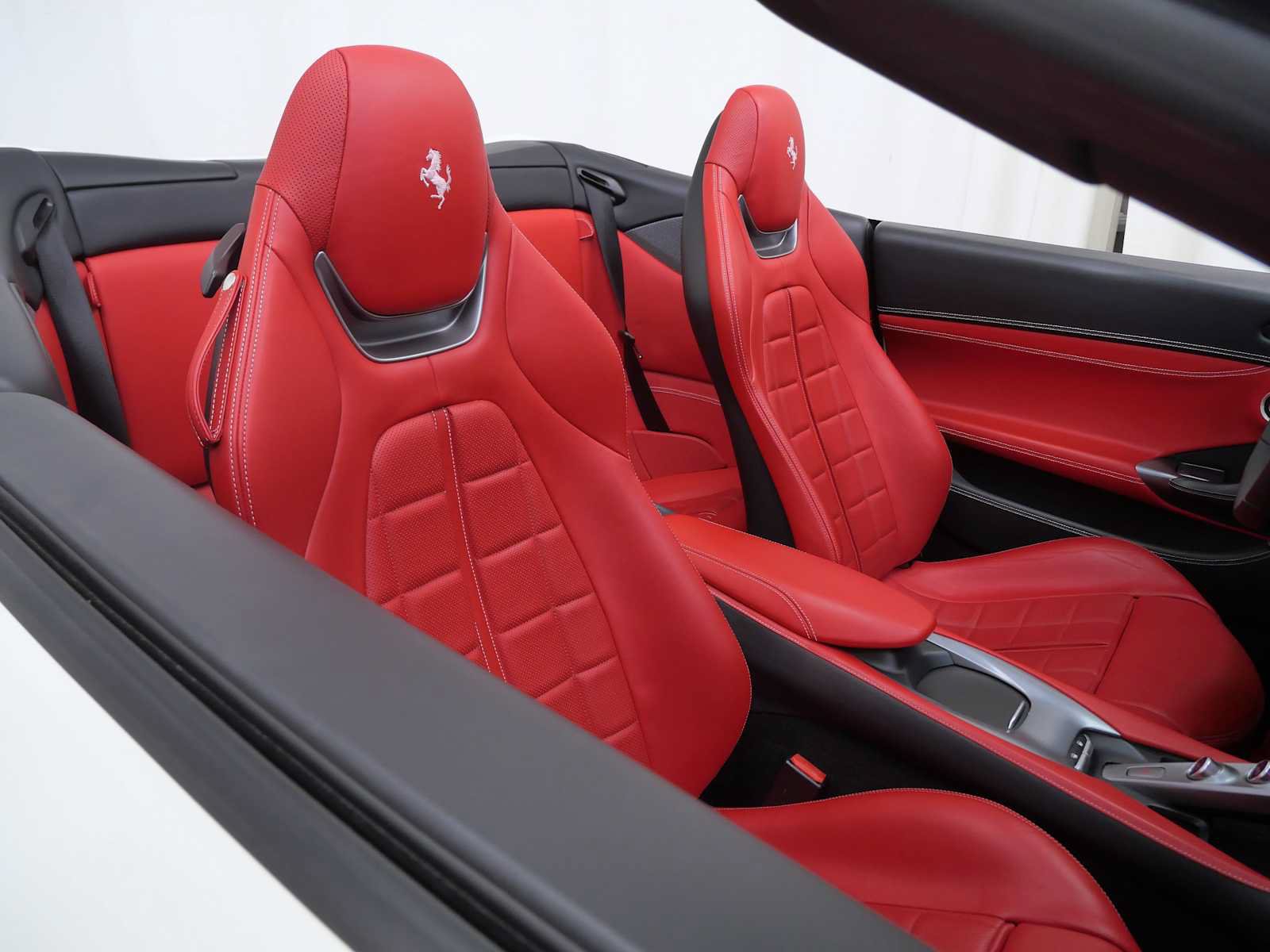 Certified 2019 Ferrari Portofino RWD image 12