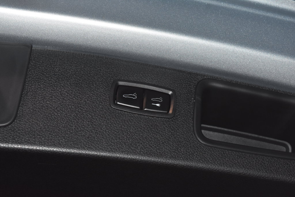 Certified 2026 Porsche Macan AWD/4WD image 34
