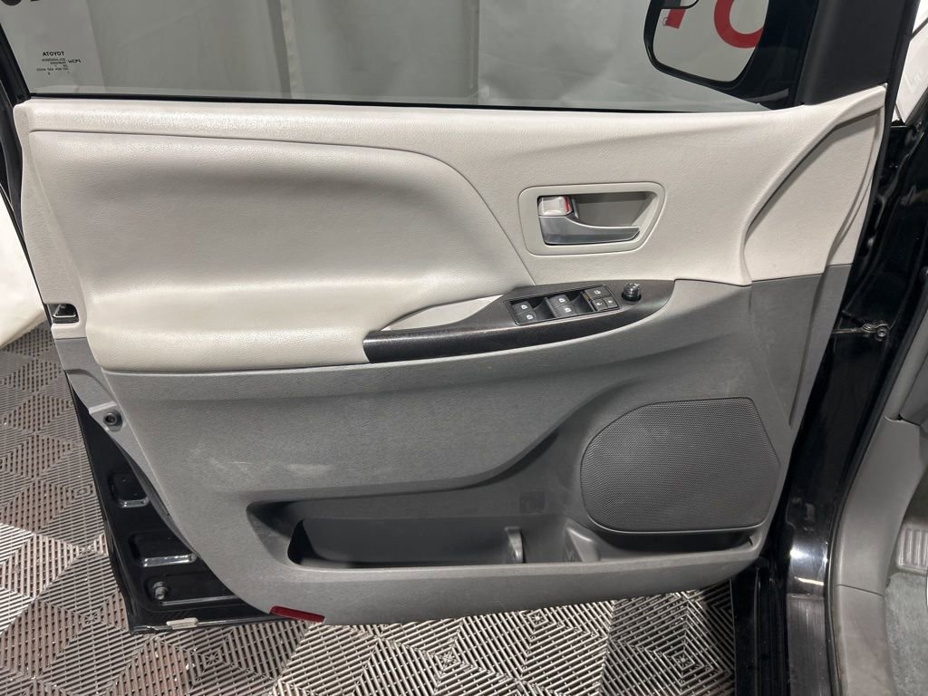 Used 2017 Toyota Sienna LE image 26