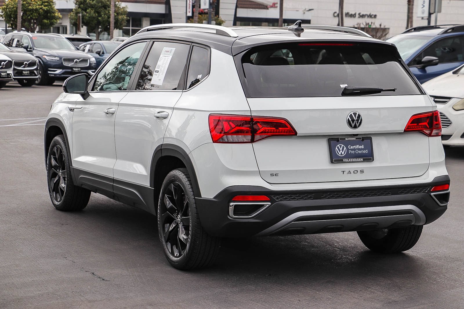Used 2023 Volkswagen Taos SE w/ Panoramic Sunroof Package FWD image 9