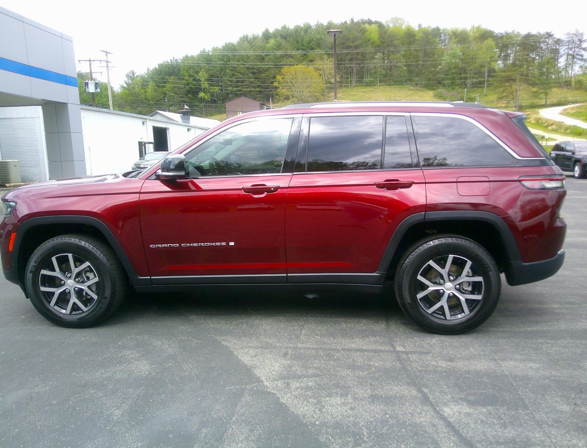 Used 2023 Jeep Grand Cherokee Limited w/ Luxury Tech Group II AWD/4WD image 2