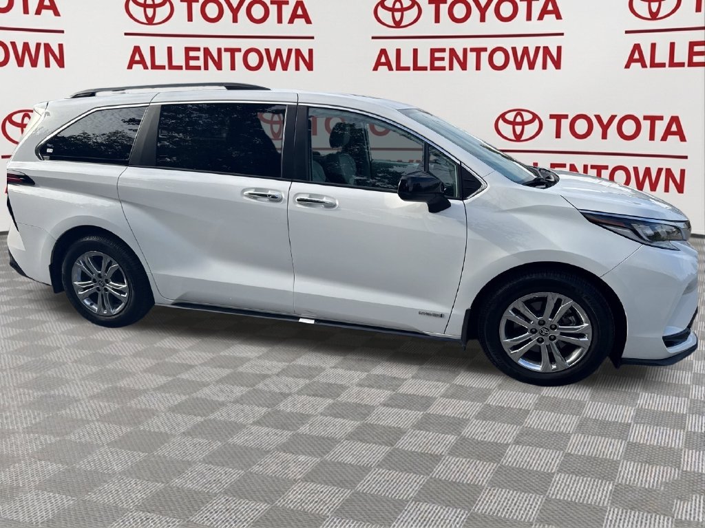 Used 2021 Toyota Sienna XSE w/ XSE Plus Package AWD/4WD image 4
