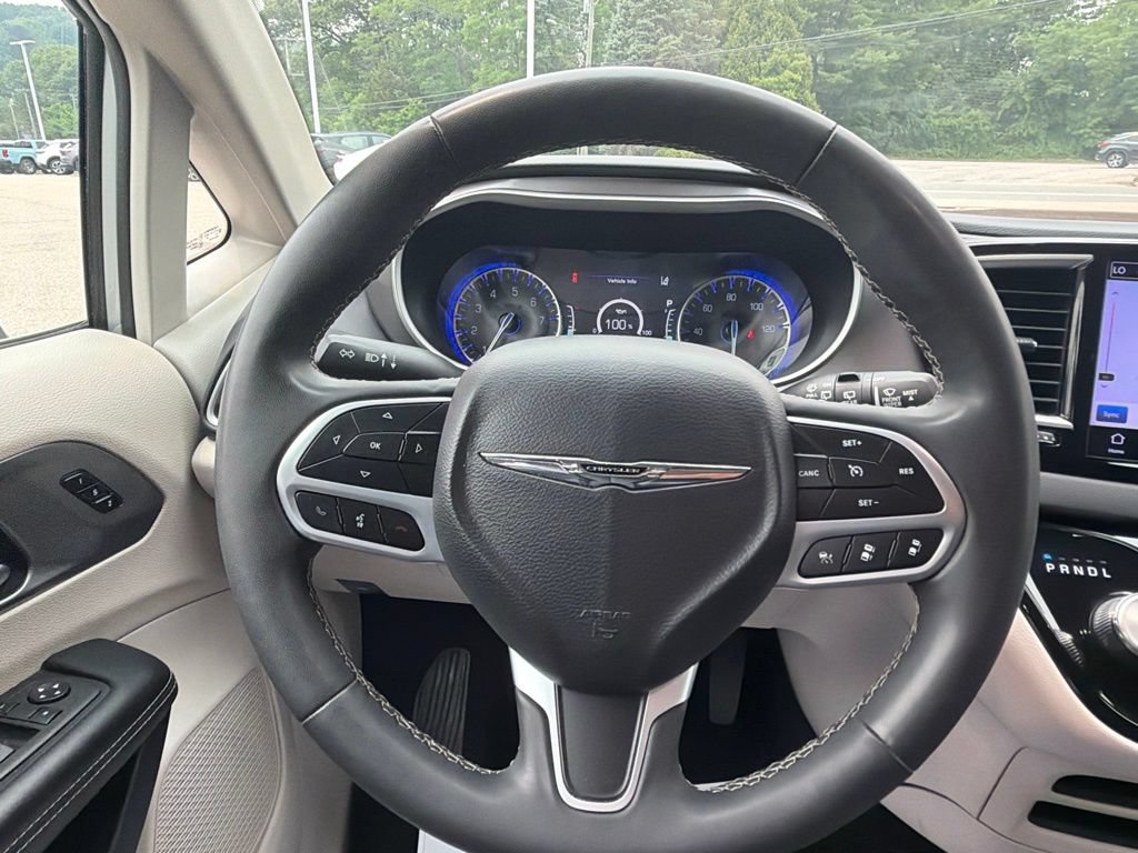 Used 2023 Chrysler Pacifica Touring-L FWD image 21