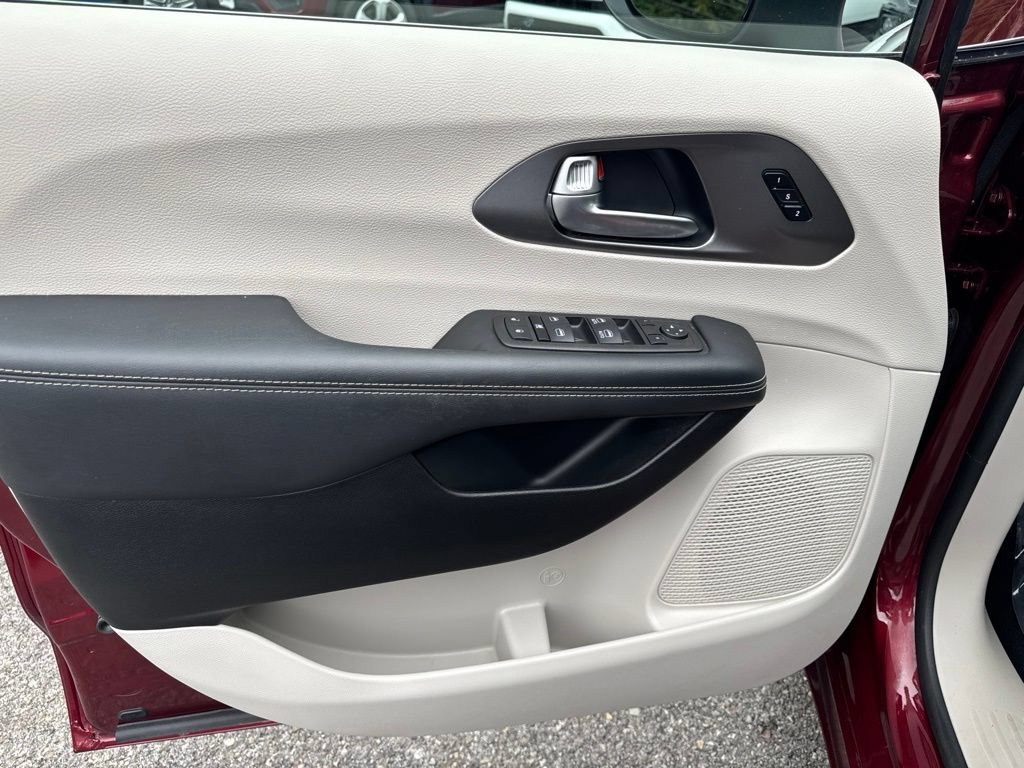 Used 2023 Chrysler Pacifica Touring-L FWD image 13