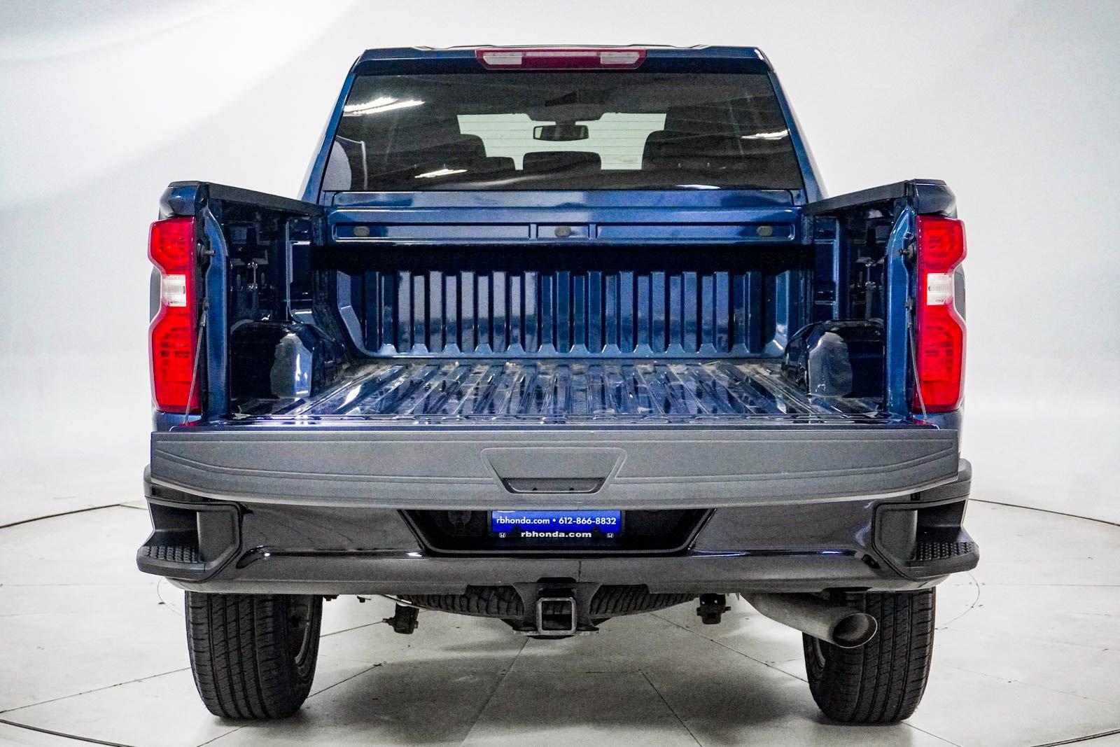 Used 2022 Chevrolet Silverado 2500 Custom w/ Custom Value Package AWD/4WD image 7