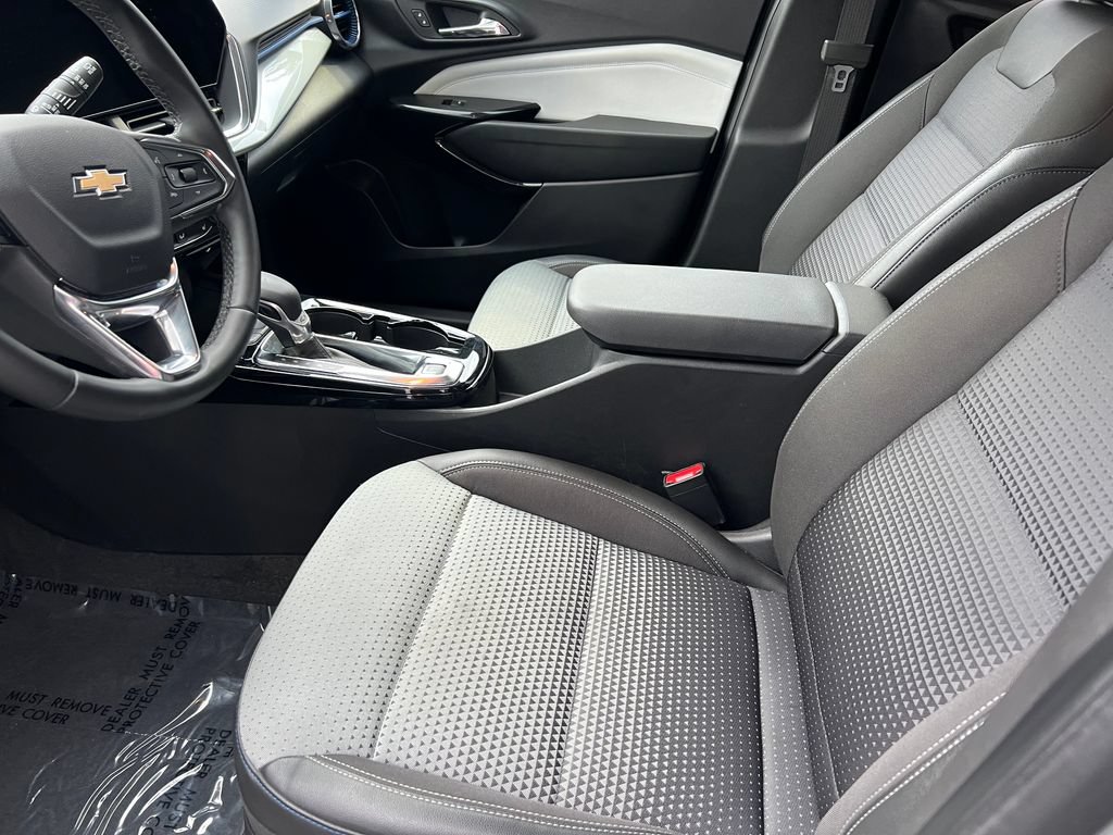 Used 2025 Chevrolet Trax LT w/ LT Convenience Package FWD image 11