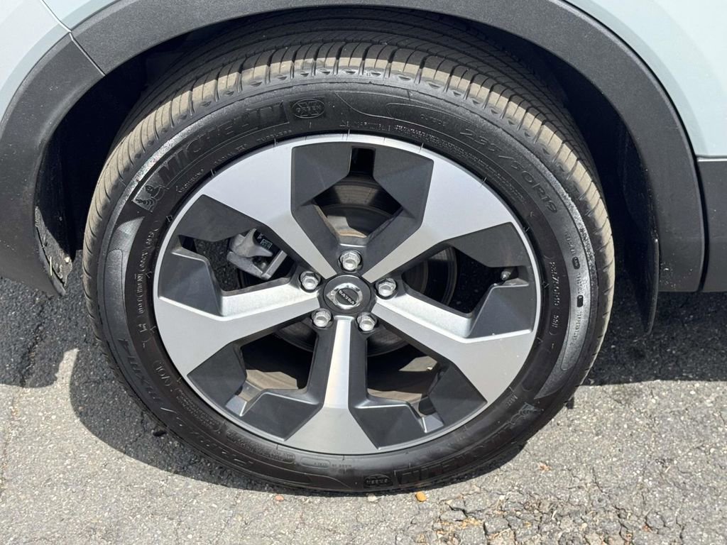Certified 2025 Volvo XC40 B5 Plus AWD/4WD image 7