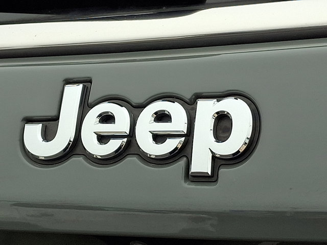 Used 2023 Jeep Compass Latitude image 30