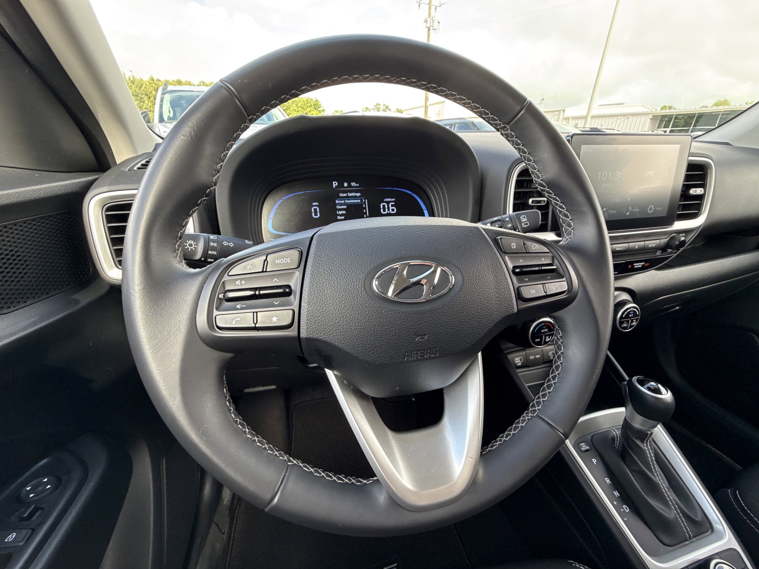 Used 2025 Hyundai Venue SEL FWD image 13