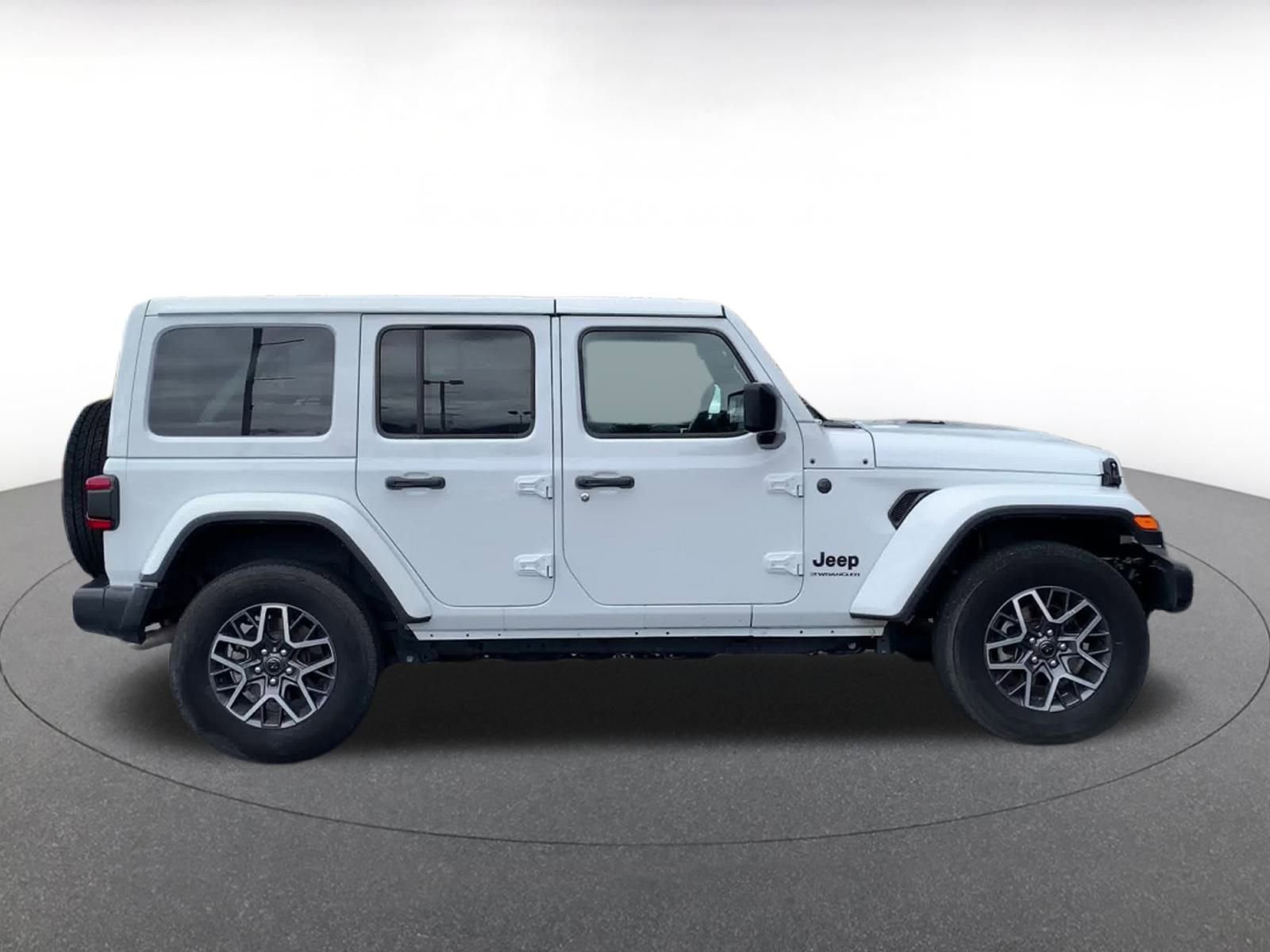 Used 2025 Jeep Wrangler Sahara image 16
