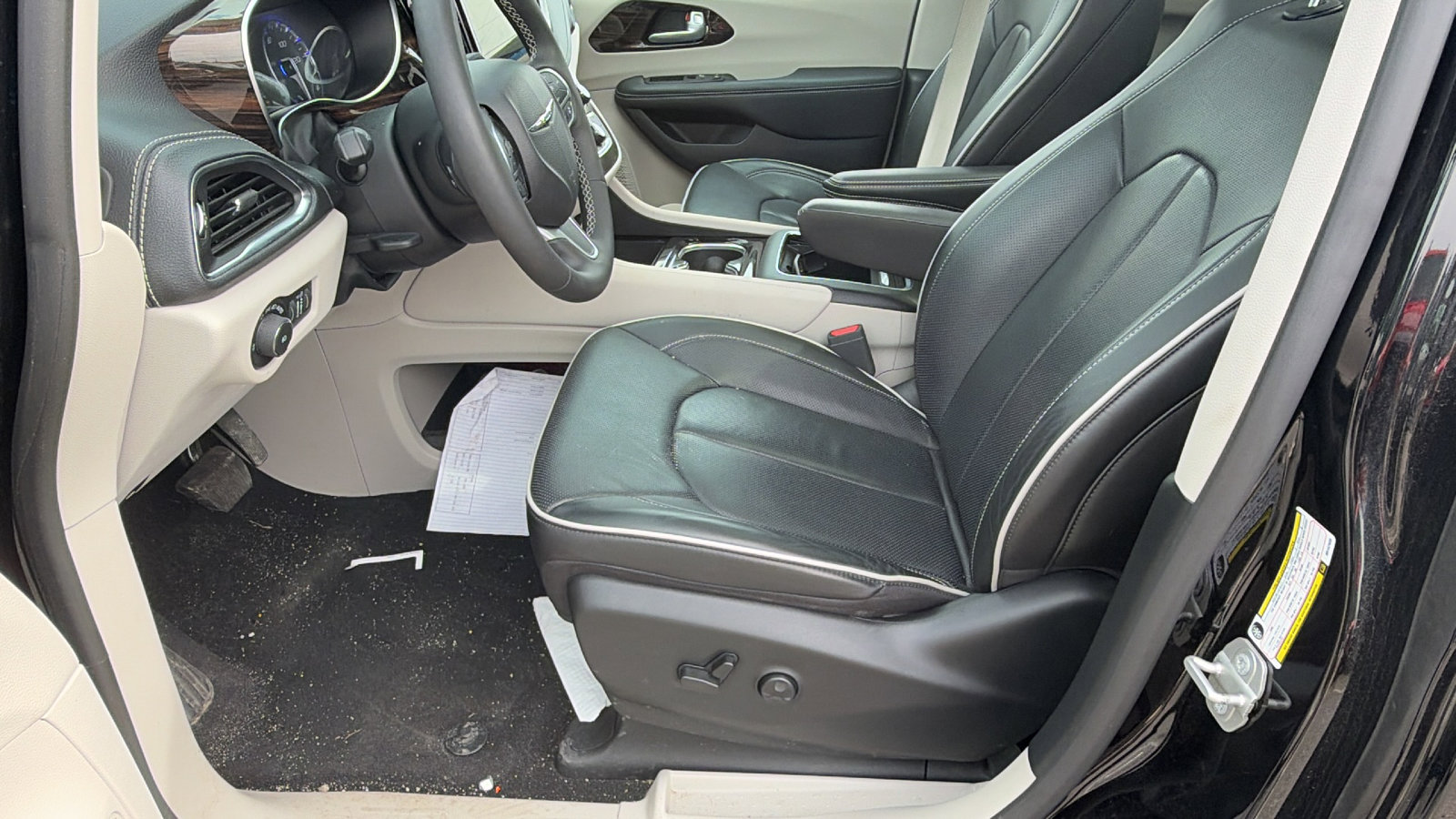 Used 2024 Chrysler Pacifica Limited image 16