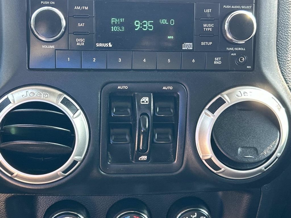 Used 2018 Jeep Wrangler Unlimited Rubicon w/ Connectivity Group AWD/4WD image 37