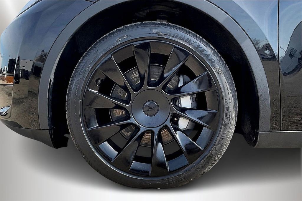 Used 2022 Tesla Model Y Long Range image 33