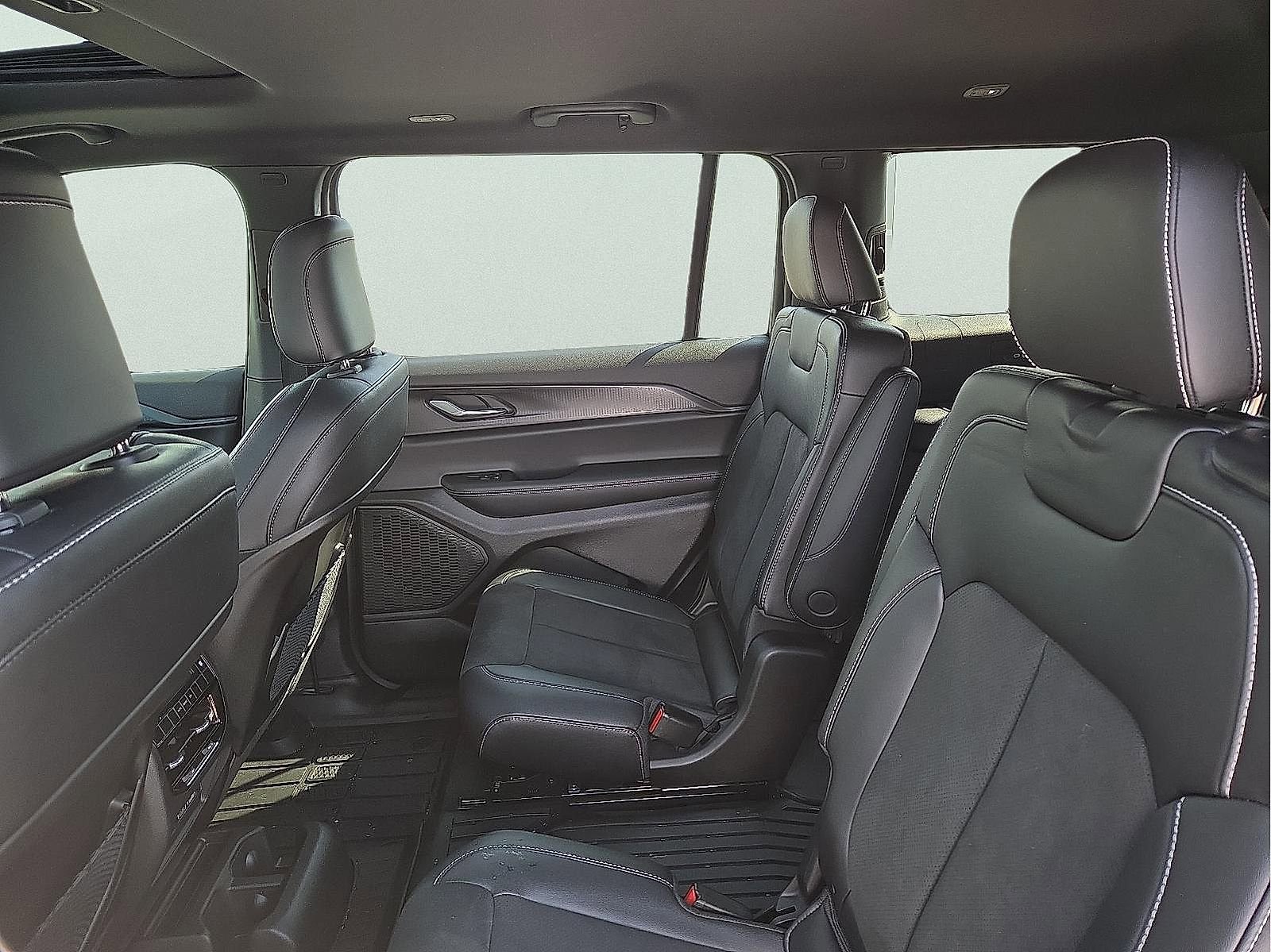 Used 2025 Jeep Grand Cherokee L Altitude image 10