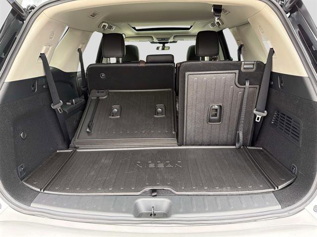 New 2025 Nissan Pathfinder Platinum w/ Black Appearance Package image 4