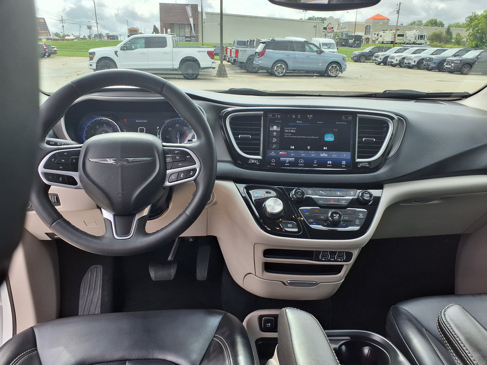 Used 2023 Chrysler Pacifica Touring-L FWD image 16