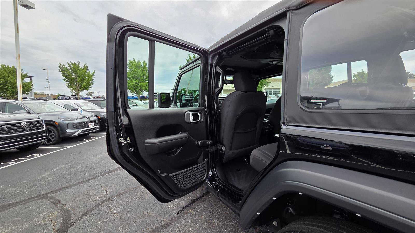 Used 2023 Jeep Wrangler Unlimited Sport AWD/4WD image 25