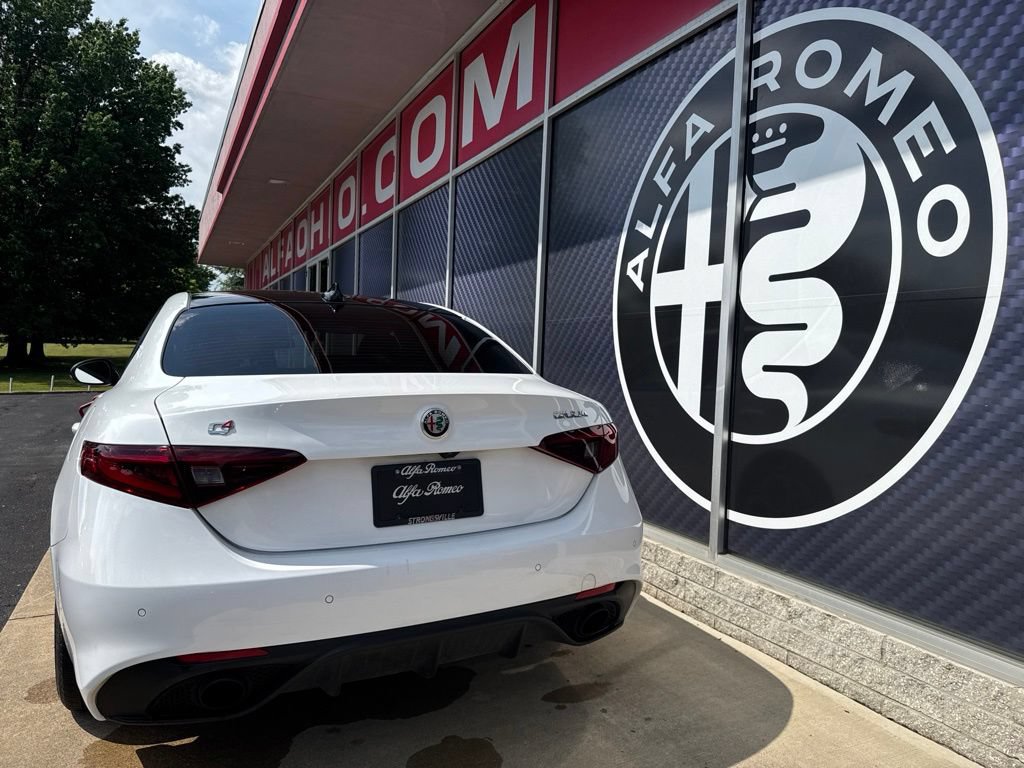 Used 2022 Alfa Romeo Giulia Veloce AWD/4WD image 12