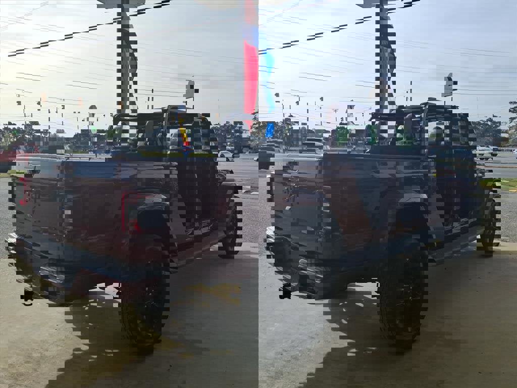 Used 2021 Jeep Gladiator Overland image 2