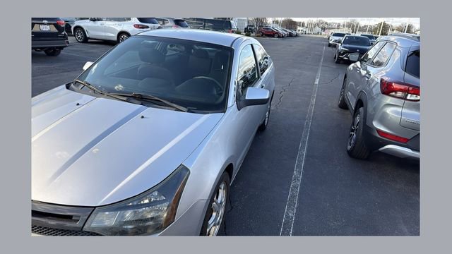 Used 2010 Ford Focus SE image 1