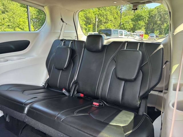 Used 2024 Chrysler Pacifica Touring-L FWD image 22