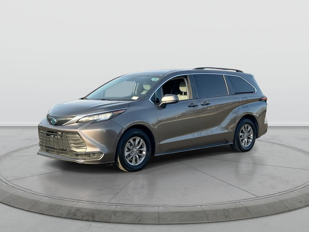 Used 2023 Toyota Sienna LE FWD image 4