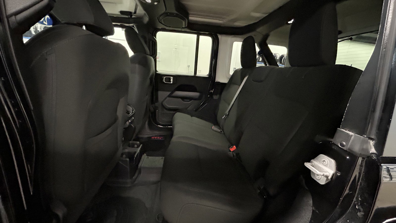 Used 2018 Jeep Wrangler Unlimited Sahara AWD/4WD image 14