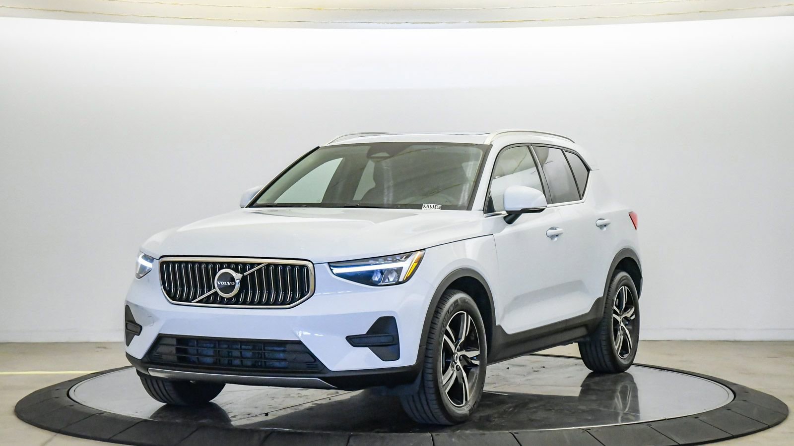 Certified 2025 Volvo XC40 B5 Core image 1