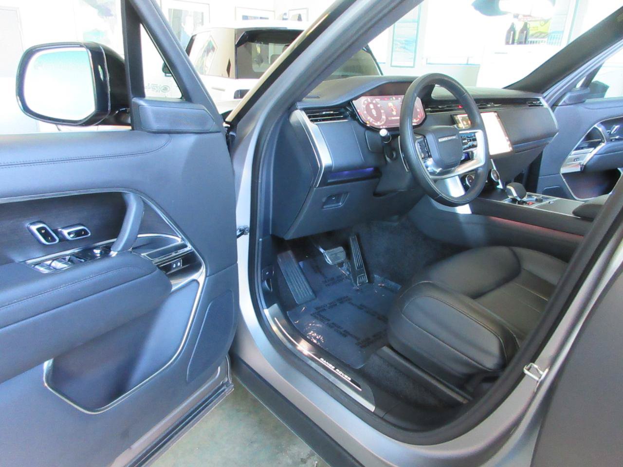 Used 2023 Land Rover Range Rover SE AWD/4WD image 6