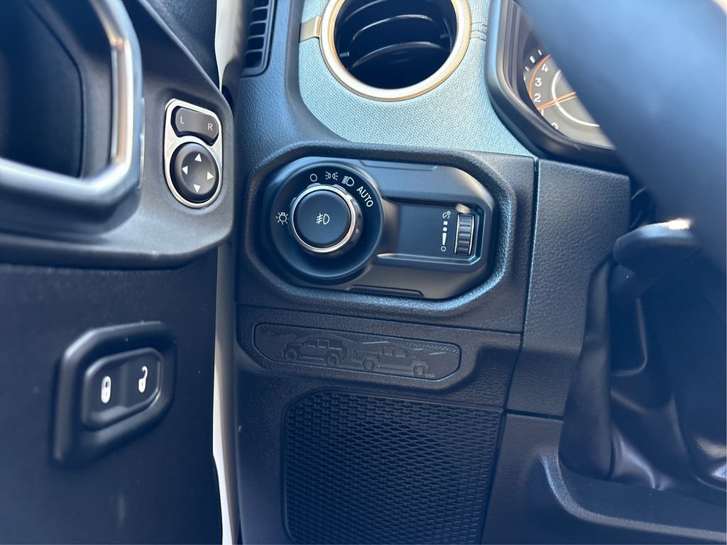 Used 2025 Jeep Wrangler Sport AWD/4WD image 18