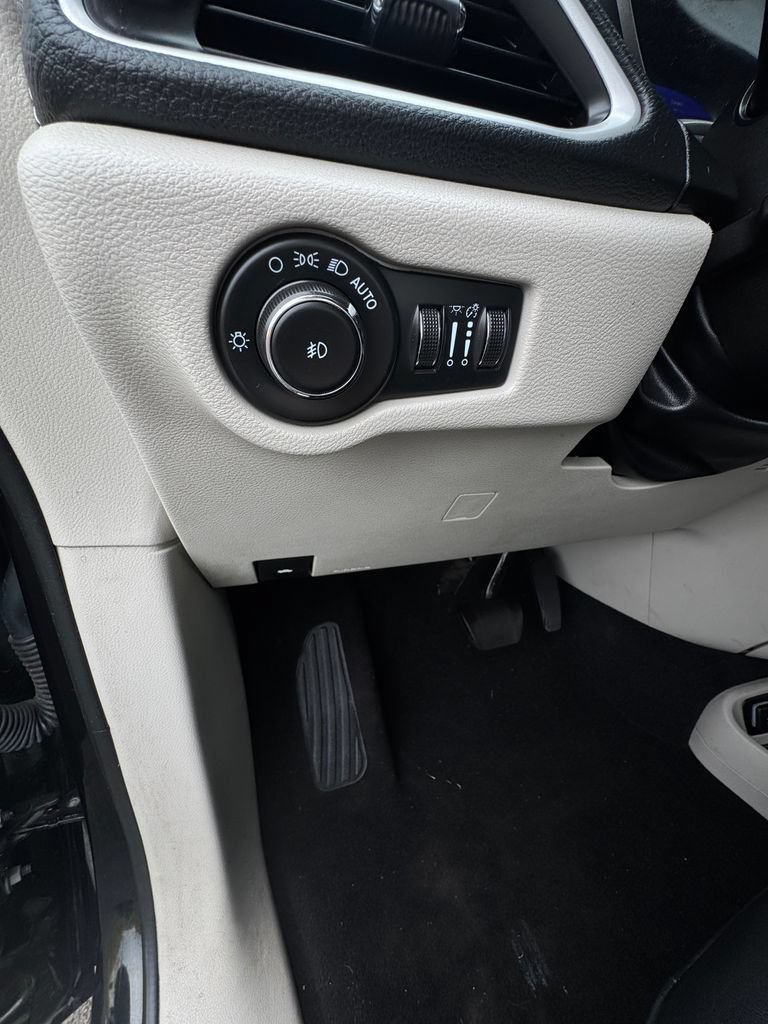 Used 2023 Chrysler Pacifica Touring-L FWD image 36