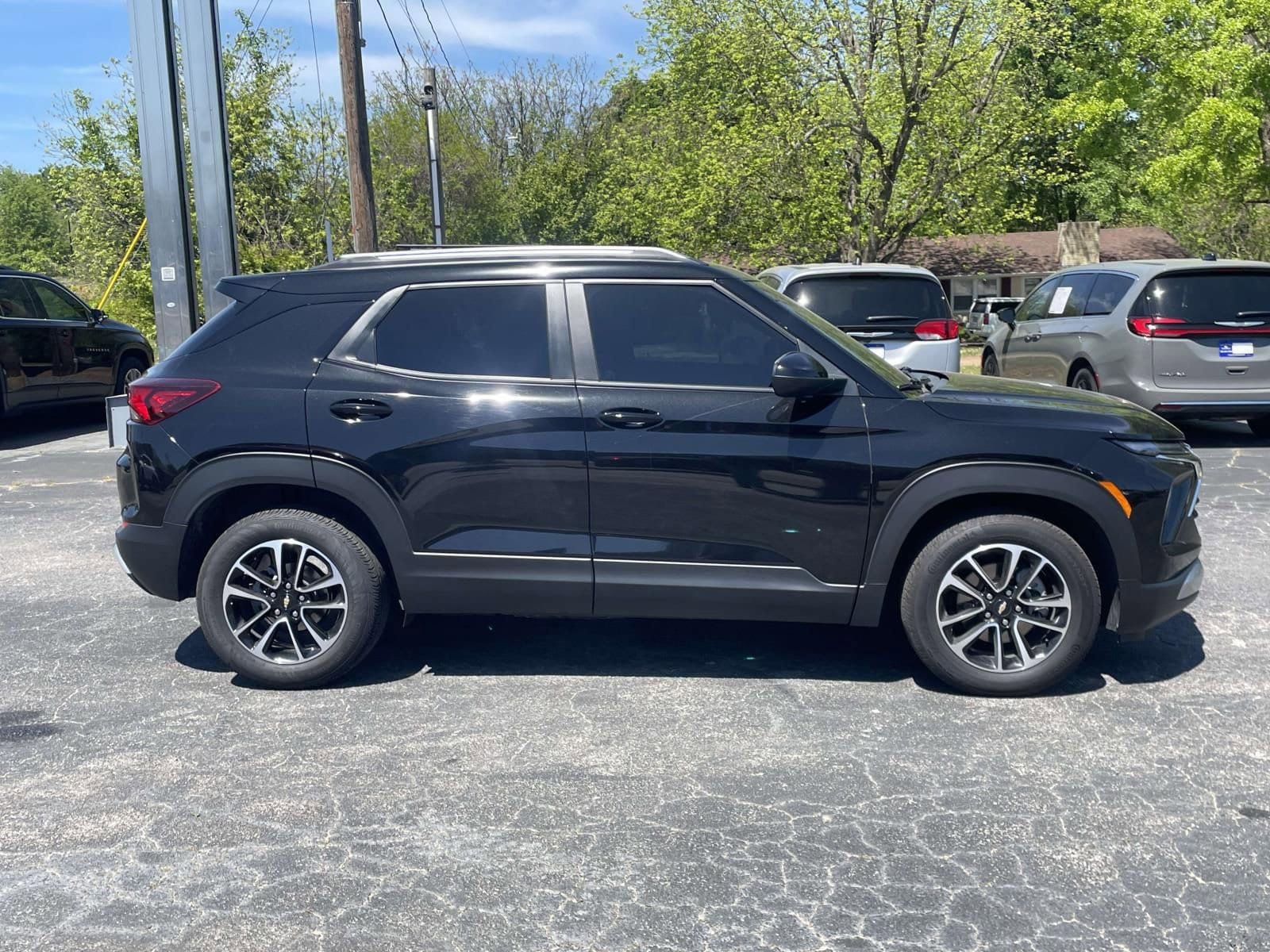 Used 2025 Chevrolet TrailBlazer LT w/ Convenience Package image 2