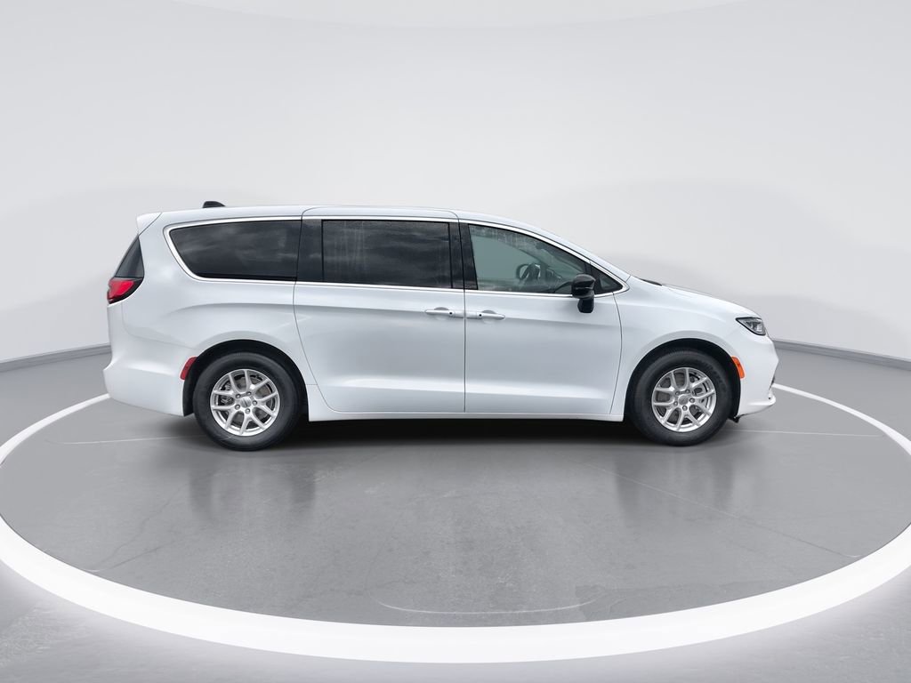 Used 2024 Chrysler Pacifica Touring-L image 9
