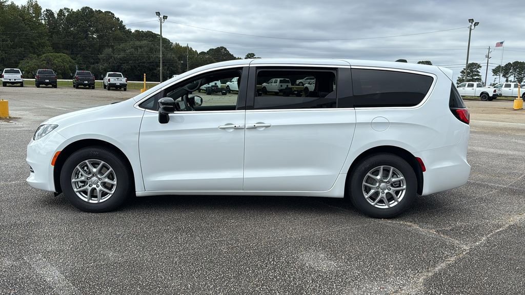 New 2026 Chrysler Voyager LX image 5