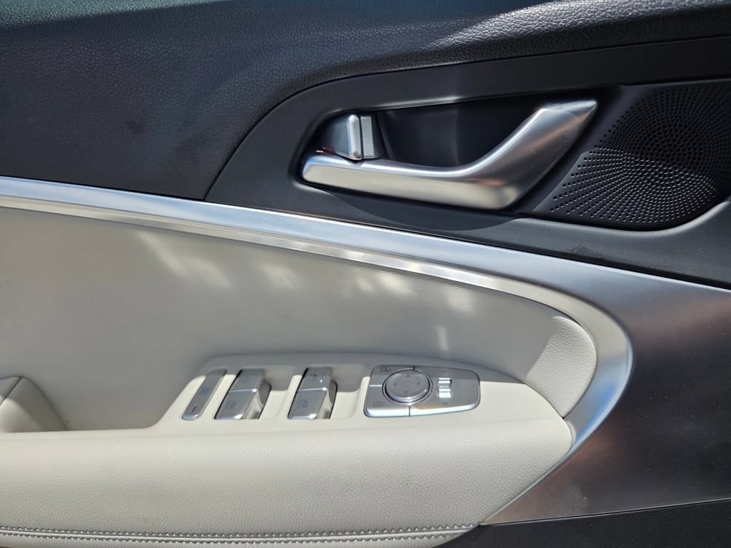 Used 2025 Genesis G70 2.5T RWD image 21