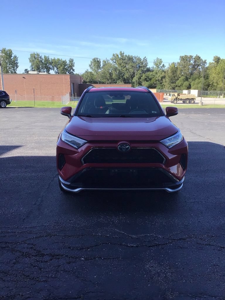 Used 2021 Toyota RAV4 SE w/ Weather & Moonroof Package AWD/4WD image 3