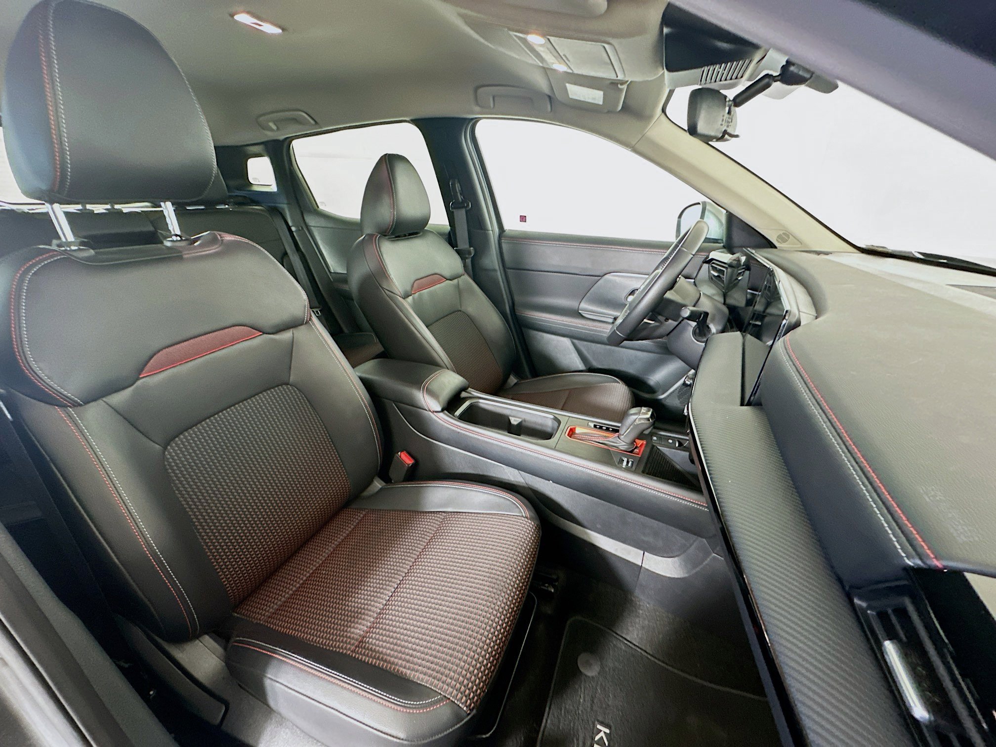 Used 2025 Nissan Kicks SR AWD/4WD image 29