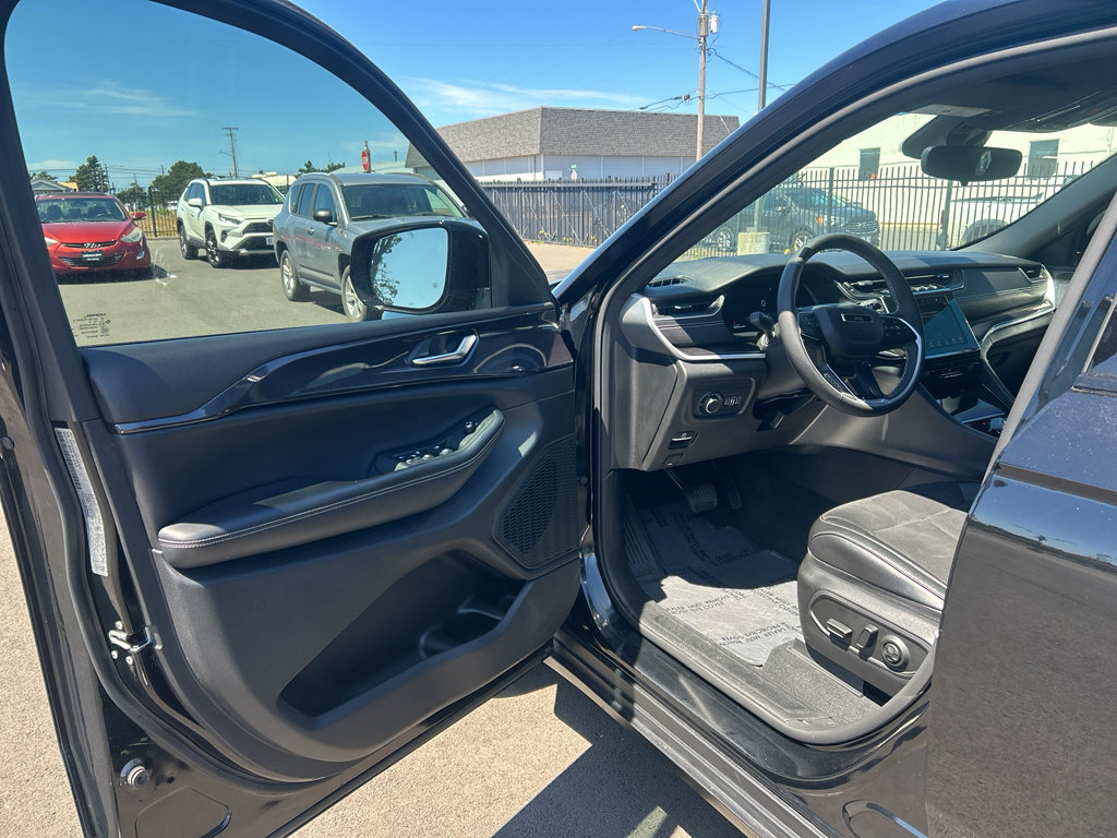 Used 2023 Jeep Grand Cherokee Altitude AWD/4WD image 13
