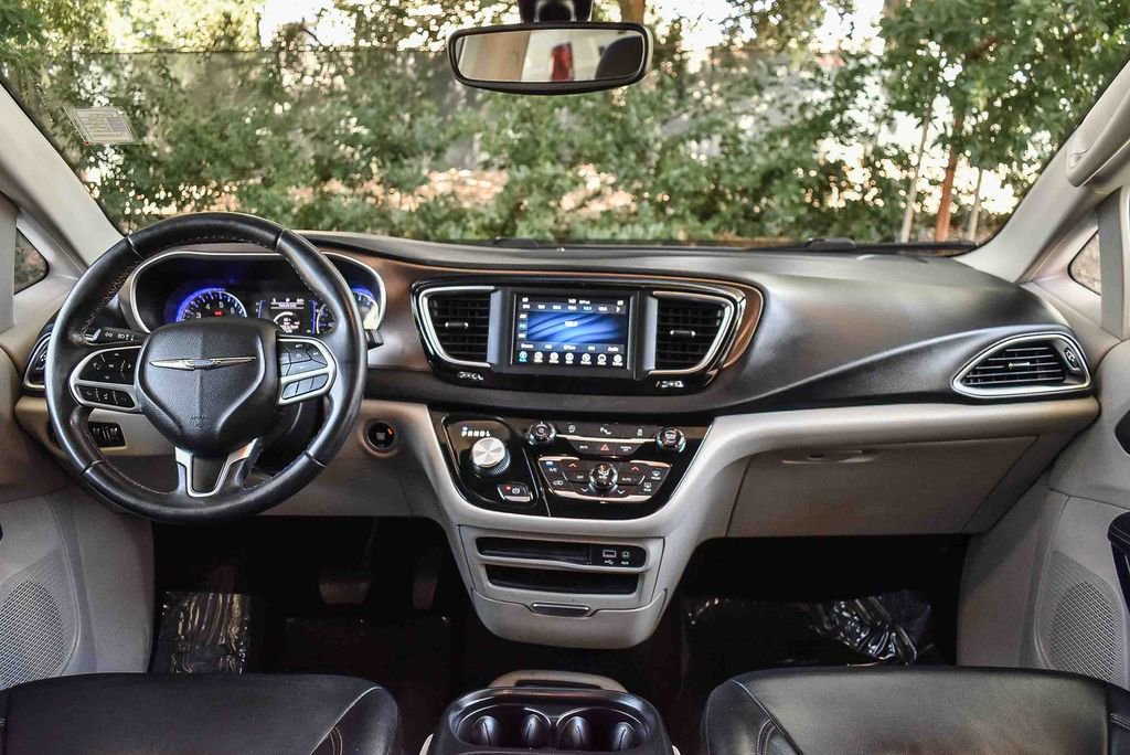 Used 2018 Chrysler Pacifica Touring-L image 12