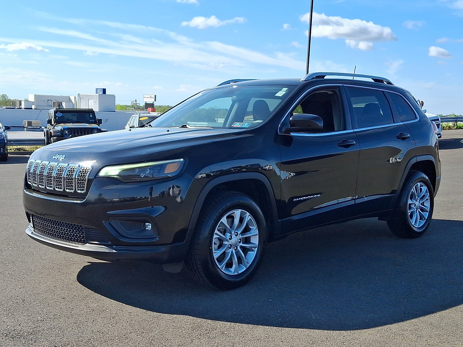 Used 2019 Jeep Cherokee Latitude w/ Popular Appearance Group AWD/4WD image 3