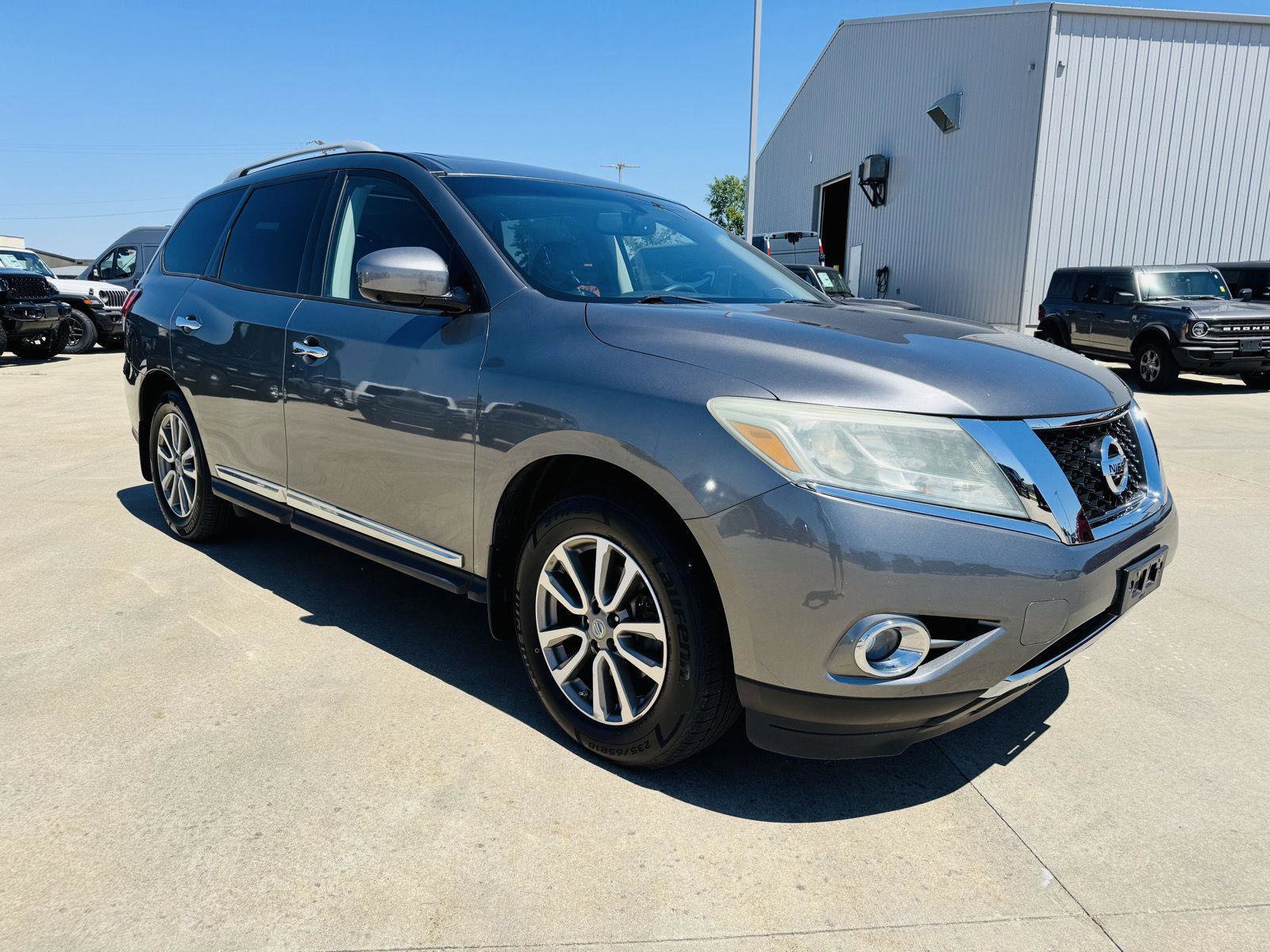 Used 2015 Nissan Pathfinder SL w/ SL Premium Package AWD/4WD image 2