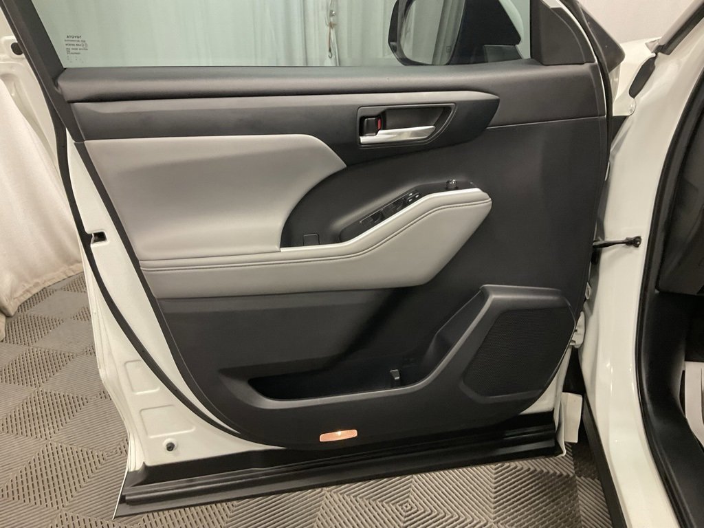 Used 2021 Toyota Highlander XLE image 13