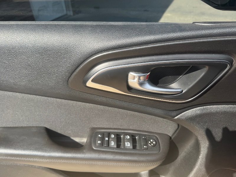 Used 2015 Chrysler 200 Limited w/ Convenience Group image 5