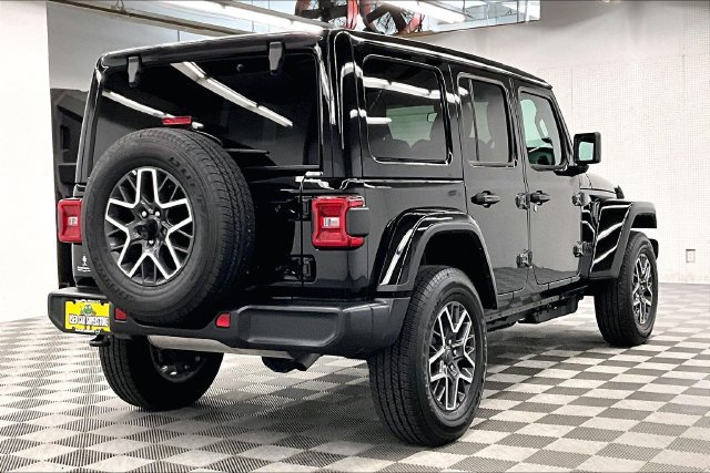 Used 2026 Jeep Wrangler Unlimited Sahara AWD/4WD image 14