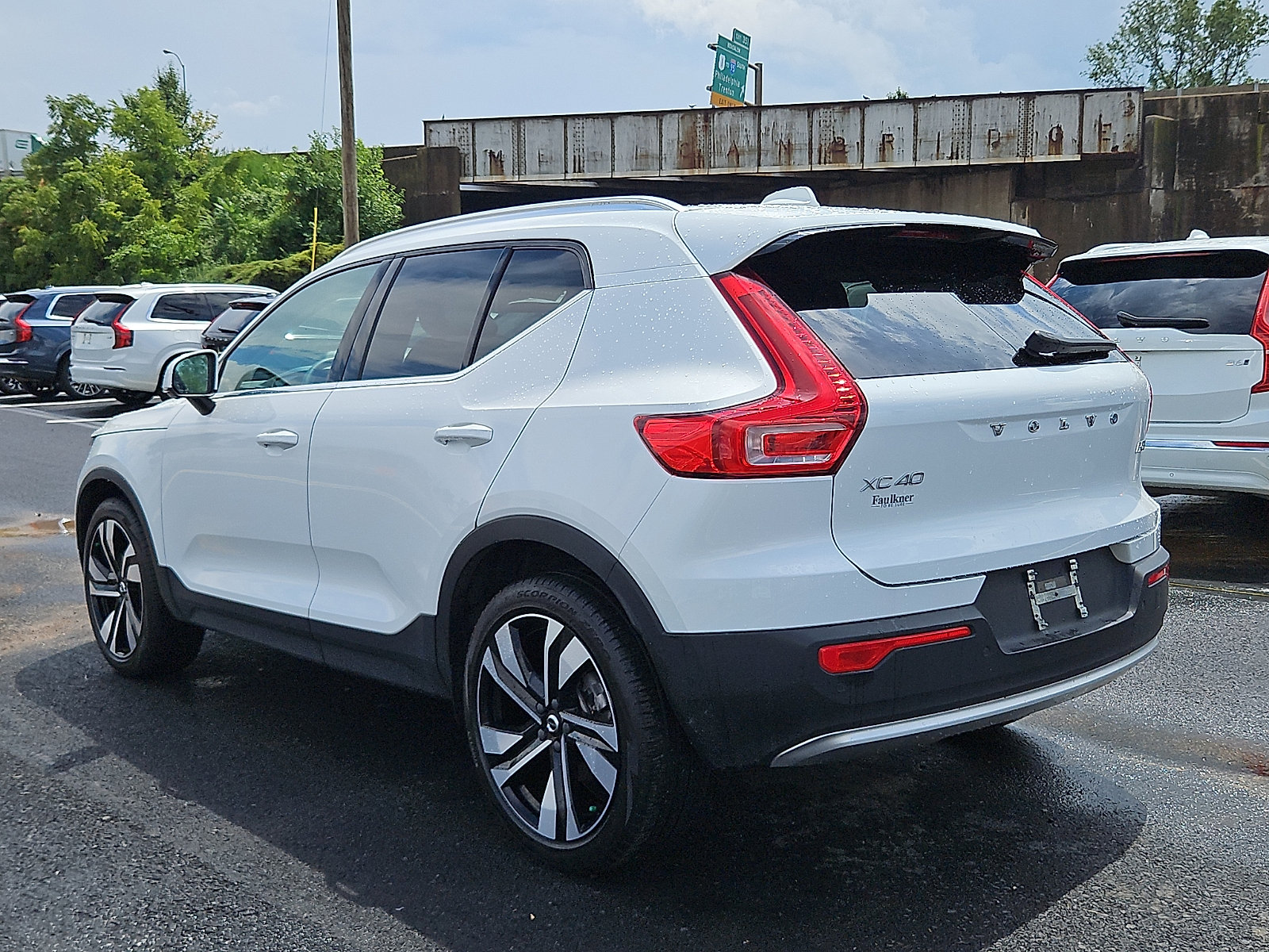 Certified 2024 Volvo XC40 B5 Ultimate w/ Climate Package AWD/4WD image 4