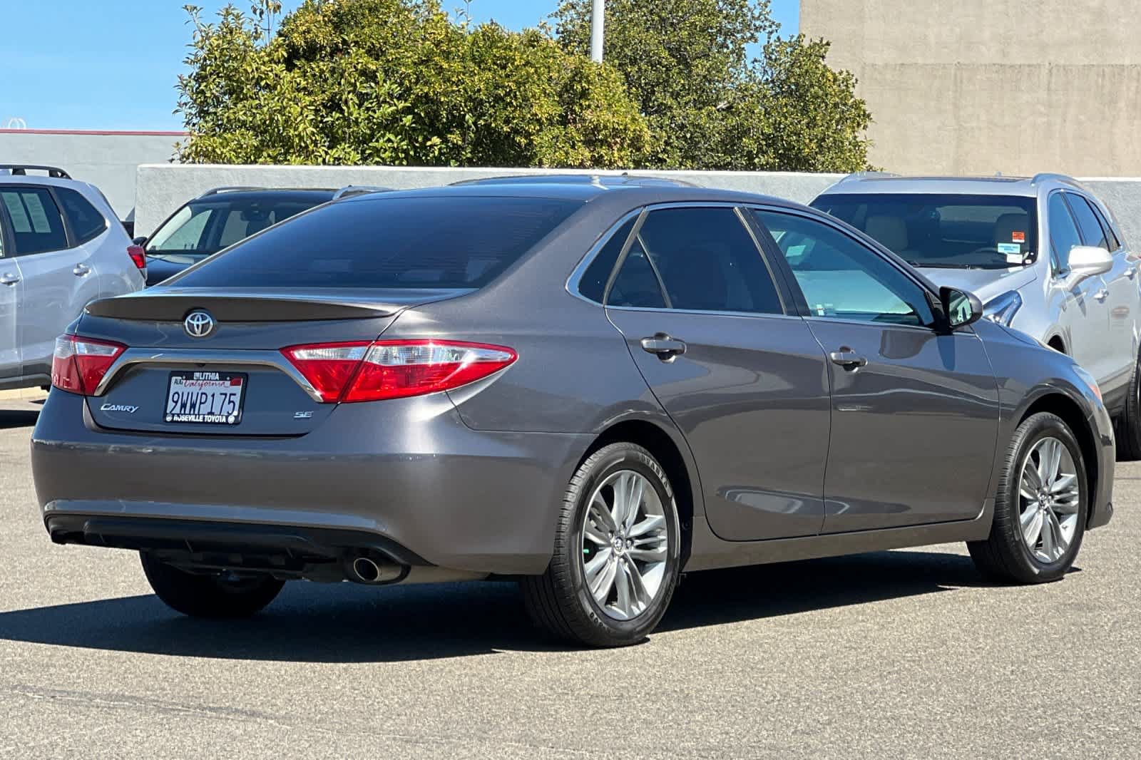 Used 2017 Toyota Camry SE FWD video 2