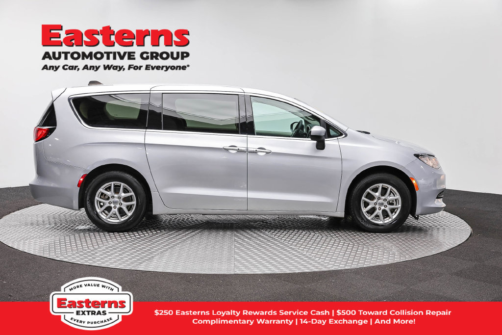 Used 2023 Chrysler Voyager LX FWD image 5