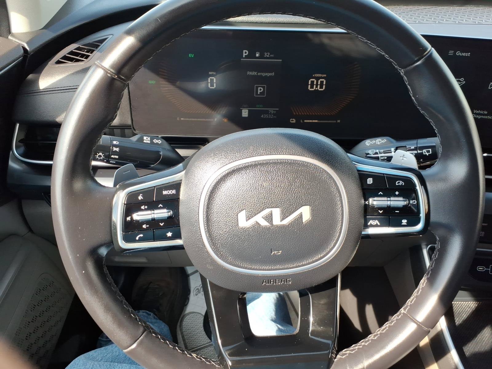 Used 2025 Kia Carnival LXS FWD image 17