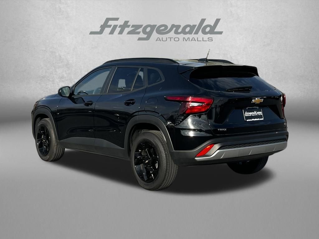 Used 2025 Chevrolet Trax LT FWD image 8