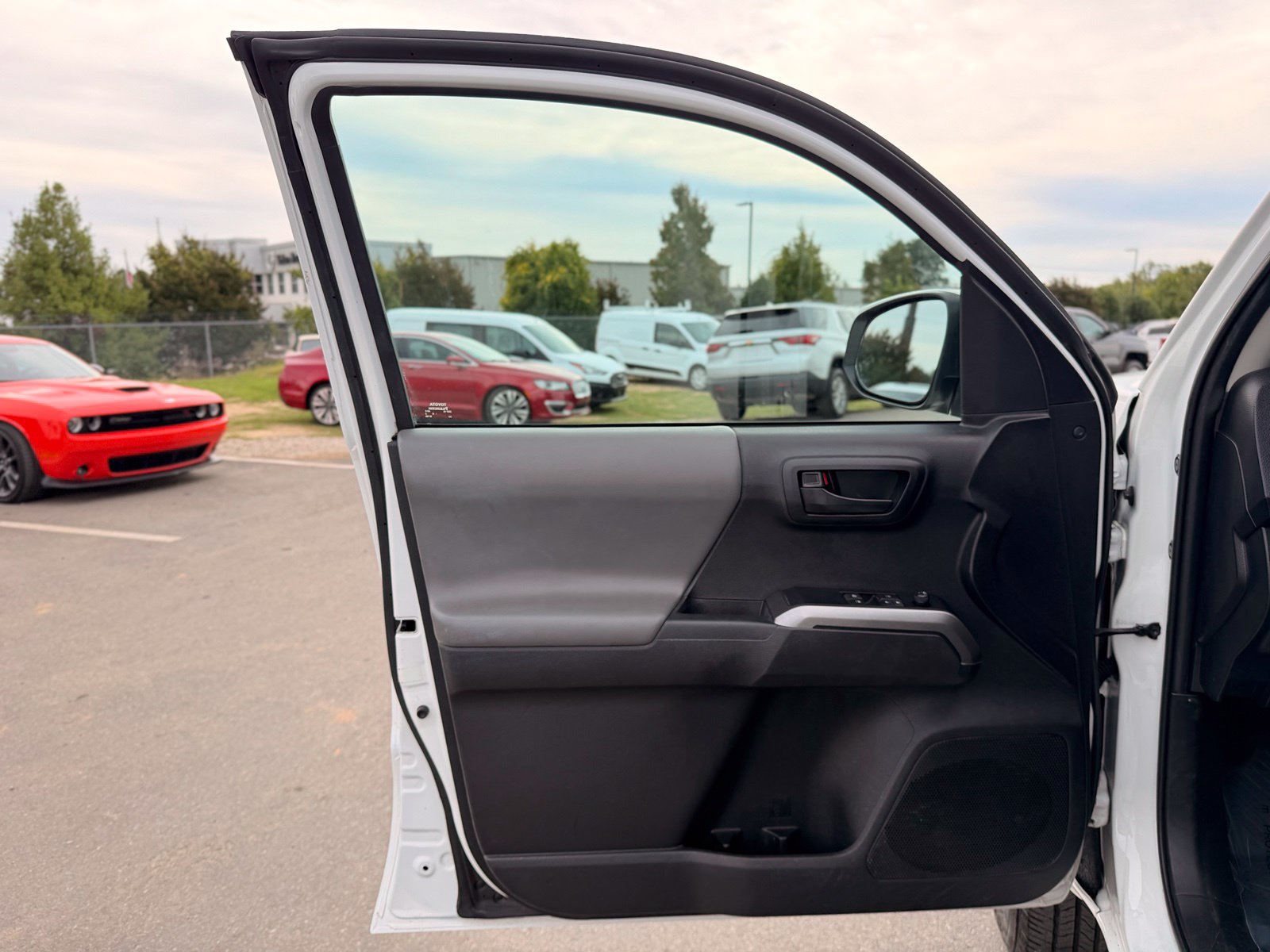 Used 2022 Toyota Tacoma SR5 AWD/4WD image 14